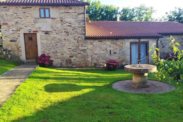 Exterior Casa do Campo con jardín
