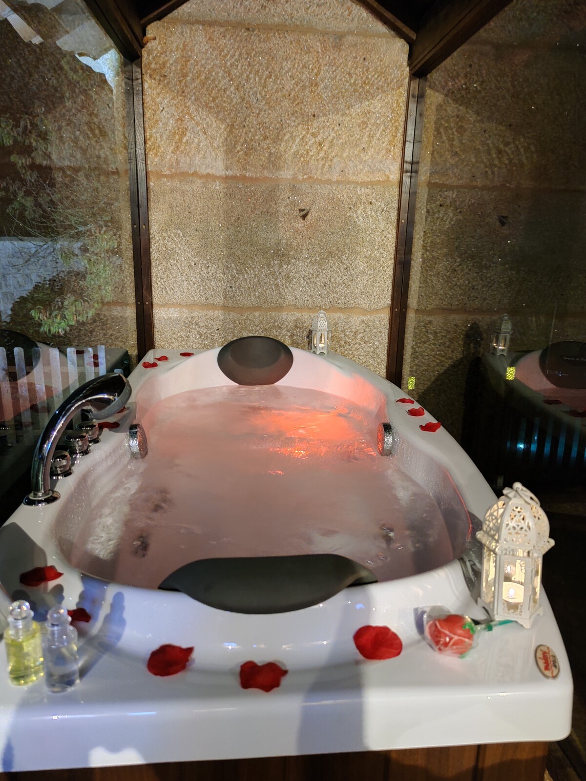 Bañera de hidromasaje en el Hórreo Spa