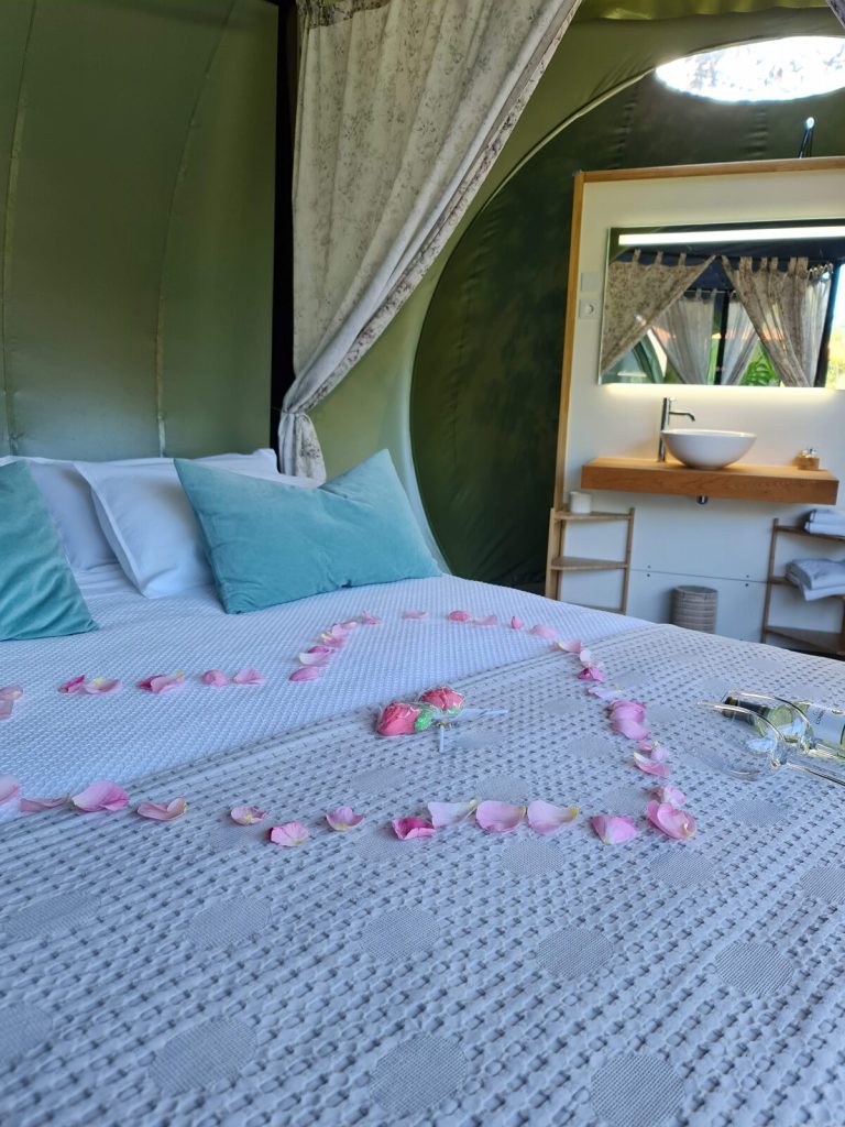 Experiencia pétalos de tela en la cama