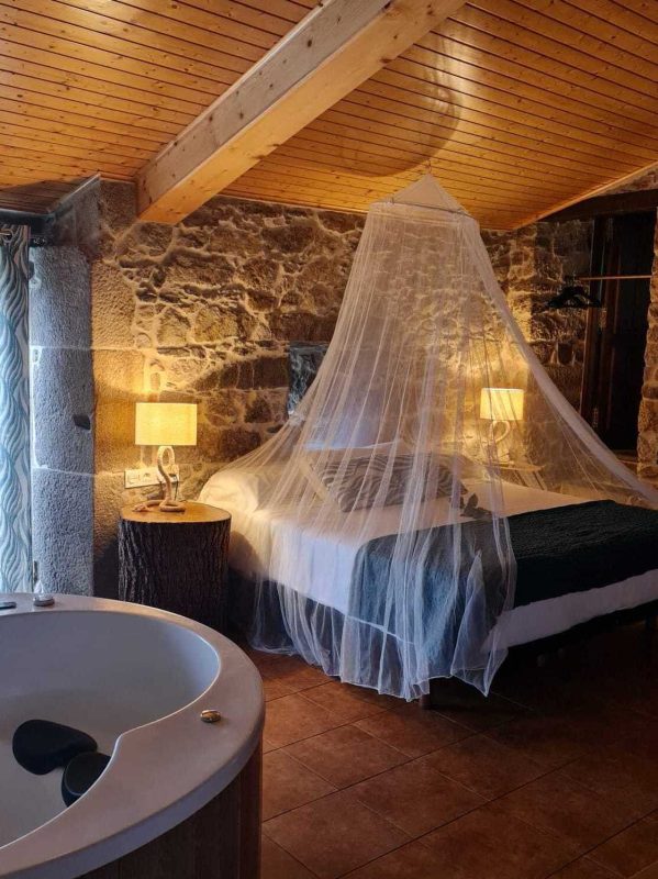 cabana-forno-jacuzzi-cama-doble-remanso-trasfontao